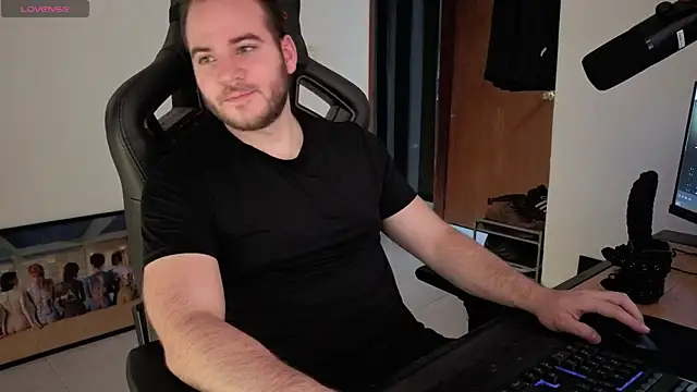 Snapshot of Paul00474 chatting on November 4, 2025, 12:21 am Paul00474 online show from November 4, 2025, 12:21 am