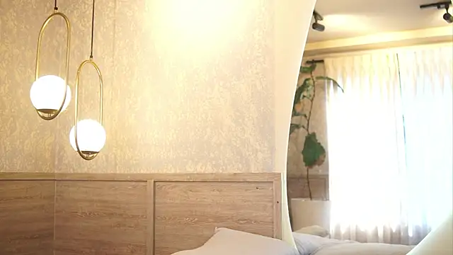 Tayler Kim online show from October 31, 2025, 7:04 pm