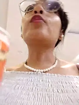 Snapshot of Regina_Shine chatting on November 21, 2025, 10:41 pm Regina Shine online show from November 21, 2025, 10:41 pm