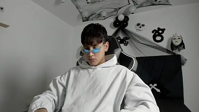 Snapshot of zeusapollofuck chatting on October 16, 2025, 10:11 pm zeusapollofuck online show from October 16, 2025, 10:11 pm