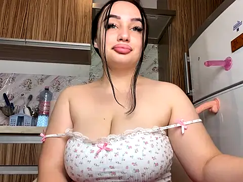 Snapshot of curvybombb chatting on October 5, 2025, 8:34 am curvybombb online show from October 5, 2025, 8:34 am