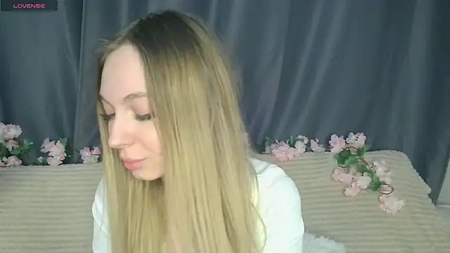 BabbbyFoxxx online show from November 12, 2025, 4:02 am