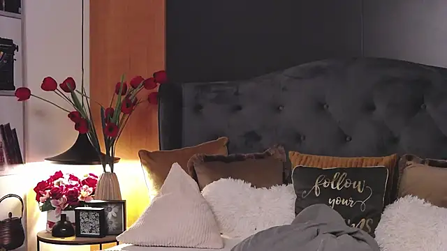 Mia Swano online show from October 4, 2025, 9:57 pm