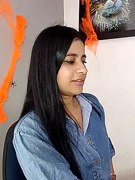 ValerieLove  online show from November 1, 2025, 8:11 pm