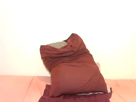 Snapshot of BeautyQueenX22 chatting on December 5, 2025, 9:18 am BeautyQueenX22 online show from December 5, 2025, 9:18 am