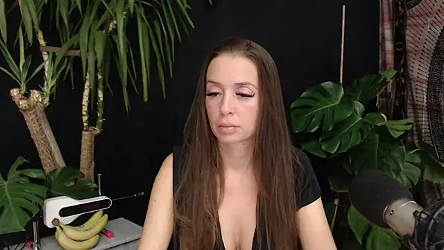 lola skyxh online show from November 14, 2025, 9:57 pm