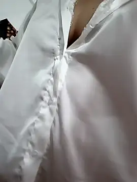 Snapshot of Yui-Linh chatting on September 21, 2025, 10:39 am Yui-Linh online show from September 21, 2025, 10:39 am