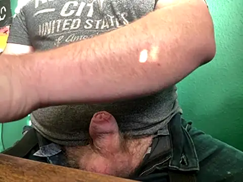 Snapshot of AverageBloke93 chatting on November 17, 2025, 9:48 am AverageBloke93 online show from November 17, 2025, 9:48 am