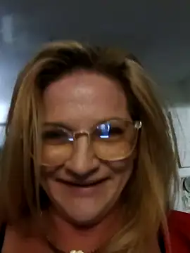 Snapshot of Goldenndoll chatting on November 2, 2025, 4:20 pm Goldenndoll online show from November 2, 2025, 4:20 pm