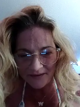 Snapshot of Goldenndoll chatting on November 20, 2025, 7:46 pm Goldenndoll online show from November 20, 2025, 7:46 pm