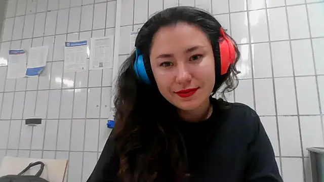 Snapshot of Emparia chatting on November 1, 2025, 10:34 pm Emparia online show from November 1, 2025, 10:34 pm