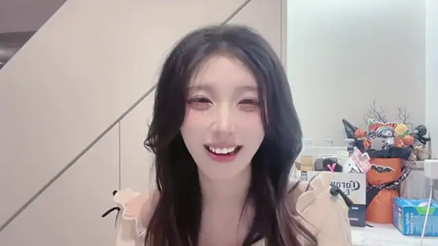 Snapshot of ZhaoZhao-ZM chatting on December 17, 2025, 1:50 pm ZhaoZhao-ZM online show from December 17, 2025, 1:50 pm