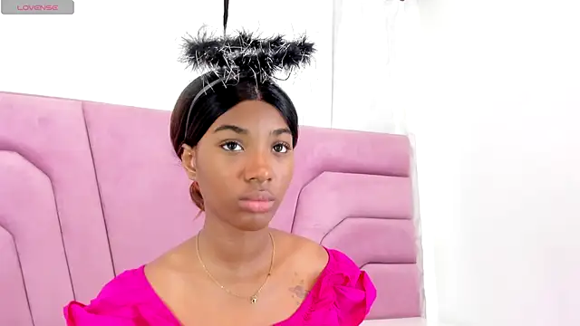 Snapshot of MarianRosse chatting on October 18, 2025, 7:36 pm MarianRosse online show from October 18, 2025, 7:36 pm