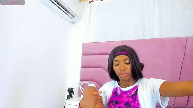 Snapshot of MarianRosse chatting on November 11, 2025, 8:31 pm MarianRosse online show from November 11, 2025, 8:31 pm