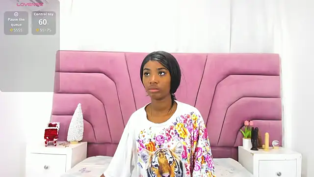 Snapshot of MarianRosse chatting on November 24, 2025, 9:25 pm MarianRosse online show from November 24, 2025, 9:25 pm