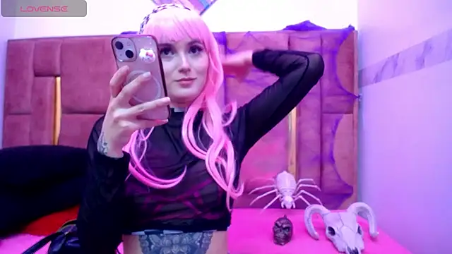 XBODTRIIPX online show from October 25, 2025, 4:42 am