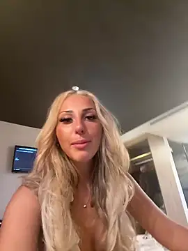 Snapshot of HeidiMae chatting on October 7, 2025, 8:28 pm HeidiMae online show from October 7, 2025, 8:28 pm