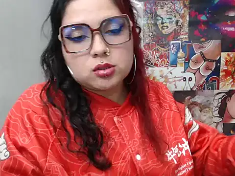 Snapshot of Curvy-Queen chatting on September 18, 2025, 1:18 am Curvy-Queen online show from September 18, 2025, 1:18 am