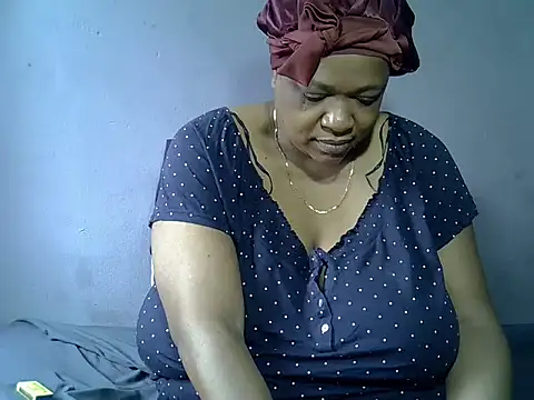 BUSTY QUEEEN online show from November 16, 2025, 7:58 am