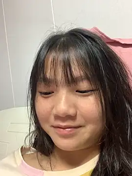 Emlyly-18 online show from September 21, 2025, 1:13 pm