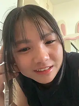 Emlyly-18 online show from September 22, 2025, 8:38 am