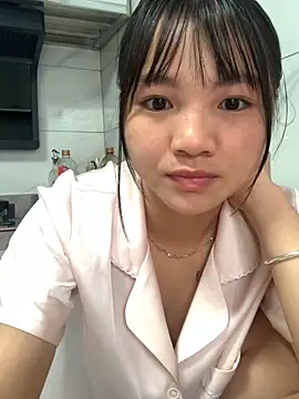 Emlyly-18 online show from October 15, 2025, 1:06 am