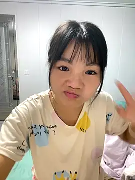 Emlyly-18 online show from October 18, 2025, 4:04 am