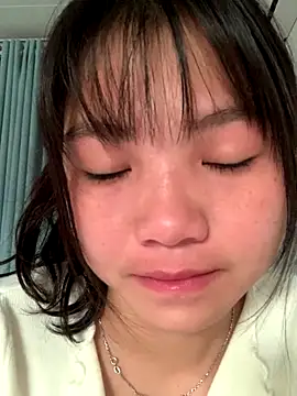 Emlyly-18 online show from November 14, 2025, 1:26 am