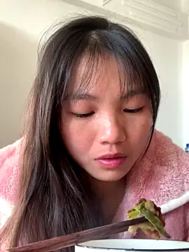 Emlyly-18 online show from November 19, 2025, 12:43 am