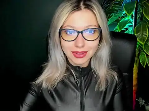 Snapshot of loveHeidi chatting on September 15, 2025, 4:23 am loveHeidi online show from September 15, 2025, 4:23 am