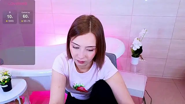 Snapshot of LumMina chatting on October 5, 2025, 10:02 am LumMina online show from October 5, 2025, 10:02 am