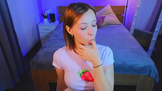 Snapshot of LumMina chatting on December 3, 2025, 1:09 pm LumMina online show from December 3, 2025, 1:09 pm