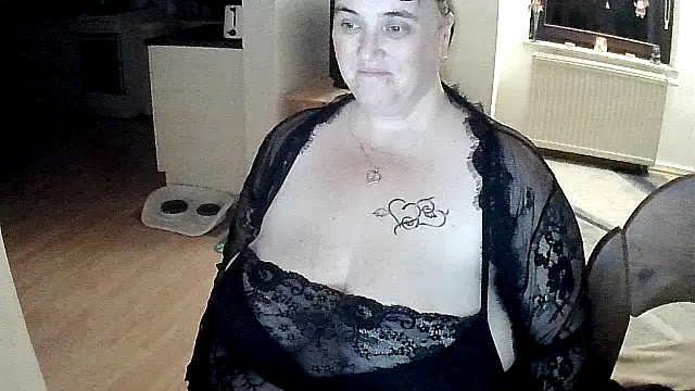 Snapshot of Minou1610 chatting on November 10, 2025, 7:35 pm Minou1610 online show from November 10, 2025, 7:35 pm