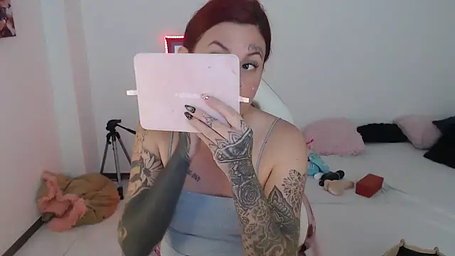 Maddy Vicius19 online show from October 12, 2025, 8:08 pm