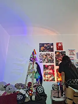 carolinerue online show from October 11, 2025, 7:56 pm