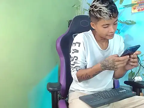 Snapshot of Dorland777 chatting on September 19, 2025, 12:12 am Dorland777 online show from September 19, 2025, 12:12 am