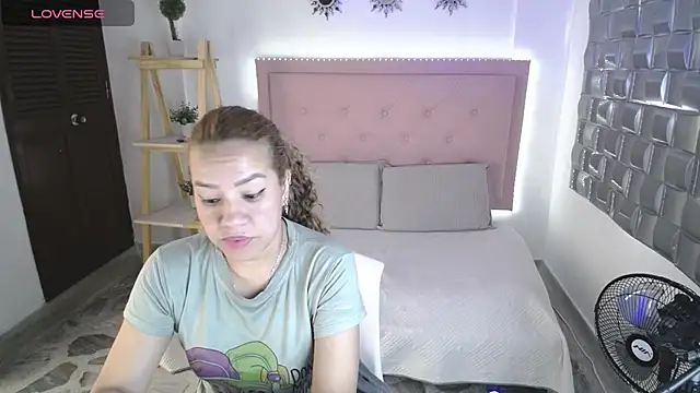 Snapshot of Dulce__Lovee chatting on November 13, 2025, 12:15 pm Dulce Lovee online show from November 13, 2025, 12:15 pm