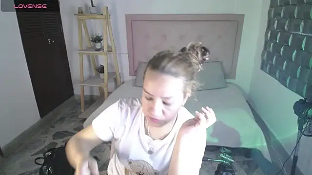 Snapshot of Dulce__Lovee chatting on November 22, 2025, 10:20 pm Dulce Lovee online show from November 22, 2025, 10:20 pm