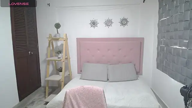 Snapshot of Dulce__Lovee chatting on November 24, 2025, 5:56 pm Dulce Lovee online show from November 24, 2025, 5:56 pm