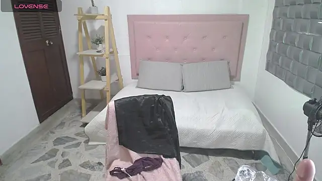 Snapshot of Dulce__Lovee chatting on November 25, 2025, 1:00 pm Dulce Lovee online show from November 25, 2025, 1:00 pm