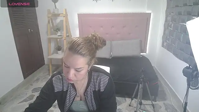 Snapshot of Dulce__Lovee chatting on December 2, 2025, 1:28 pm Dulce Lovee online show from December 2, 2025, 1:28 pm