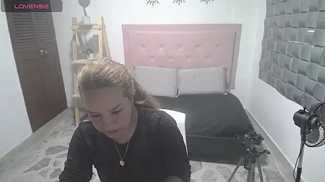 Snapshot of Dulce__Lovee chatting on December 3, 2025, 9:02 pm Dulce Lovee online show from December 3, 2025, 9:02 pm