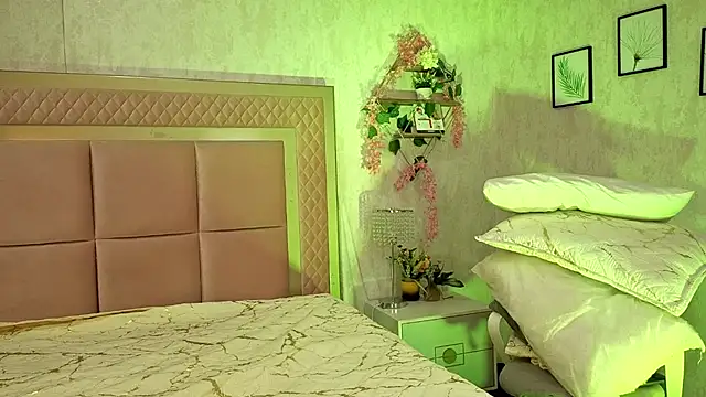 Snapshot of RobinBennett chatting on October 15, 2025, 12:16 pm RobinBennett online show from October 15, 2025, 12:16 pm