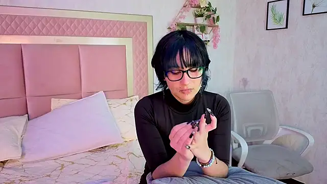 Snapshot of RobinBennett chatting on October 18, 2025, 1:56 pm RobinBennett online show from October 18, 2025, 1:56 pm