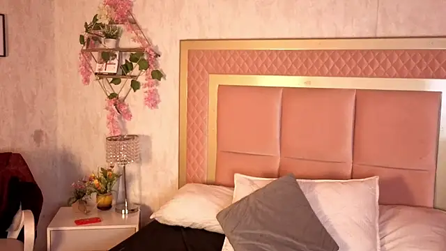 Snapshot of RobinBennett chatting on October 30, 2025, 11:55 am RobinBennett online show from October 30, 2025, 11:55 am