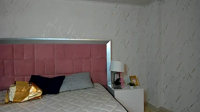 Snapshot of RobinBennett chatting on November 7, 2025, 5:18 am RobinBennett online show from November 7, 2025, 5:18 am