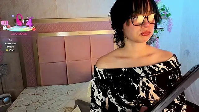 Snapshot of RobinBennett chatting on November 27, 2025, 12:18 pm RobinBennett online show from November 27, 2025, 12:18 pm