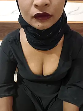 Snapshot of Itz_Mayra_ chatting on October 31, 2025, 8:04 am Itz Mayra online show from October 31, 2025, 8:04 am