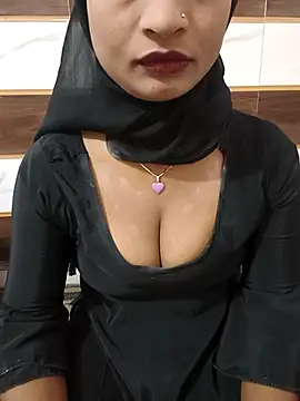 Snapshot of Itz_Mayra_ chatting on November 17, 2025, 5:35 am Itz Mayra online show from November 17, 2025, 5:35 am