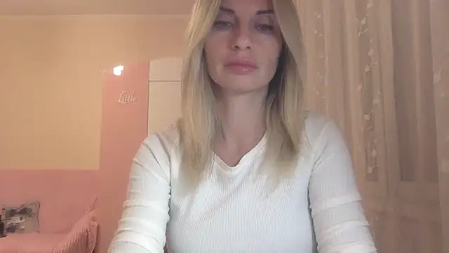 Snapshot of KarelliaStar chatting on October 12, 2025, 3:55 pm KarelliaStar online show from October 12, 2025, 3:55 pm